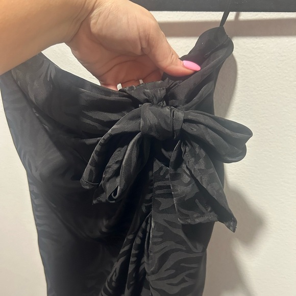 NEW LOOK size 4 silky little black mini dress, side hem slit, 1/4 zip back - Picture 4 of 9